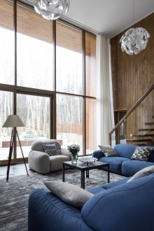 Сини, сиви, кафяви и бели цветове в интериора на хола