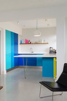 Син акцент в интериора на хола-кухнята