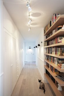 Directional ceiling lights and wall lights in the hallway