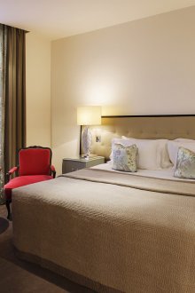 Bilik air tawar dan putih dengan aksen merah dan hijau.