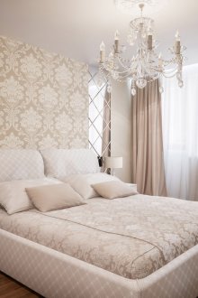 Bilik air yang bersih dan putih dengan lantai coklat dan panel cermin.