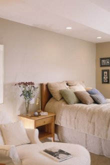 Beige dan bilik tidur yang selesa putih