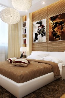 Warna kuning muda, putih dan coklat di bahagian dalam bilik tidur.