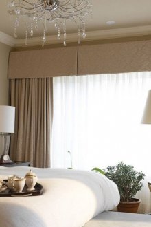 Warna kuning muda, coklat dan putih di dalam bilik tidur.