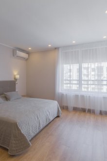 Bilik tidur dengan aksen beige di pedalaman