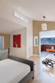 Beige dan bilik tidur putih dengan aksen merah