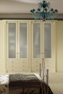 Almari almari pakaian dan laci dada di dalam bilik tidur