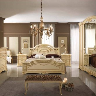 Perabot berwarna kuning muda dalam bilik tidur klasik