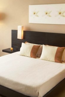 Warna kuning muda, putih dan hitam di dalam bilik tidur bilik tidur.