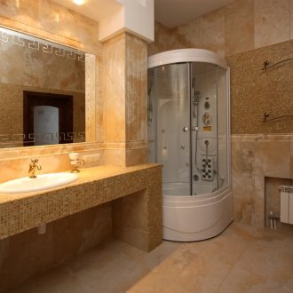 Countertop di bilik mandi dengan mozek