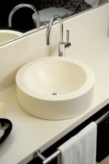 Countertop putih yang indah di bilik mandi