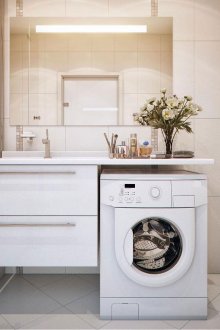 Countertop putih bergaya di bilik mandi