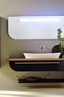 Meja coklat keriting hitam dengan rak di bilik mandi