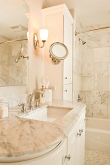 Countertop batu dengan rak di bilik mandi