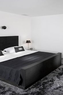 Bilik tidur hitam dan putih yang bergaya