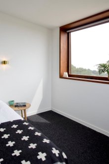 Bilik tidur gaya Skandinavia yang hitam dan putih