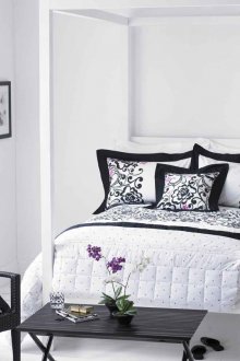 Bilik tidur hitam dan putih romantis