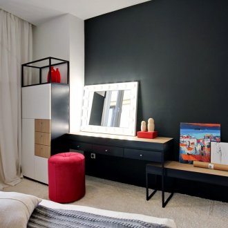 Aksen merah dalam bilik tidur hitam dan putih