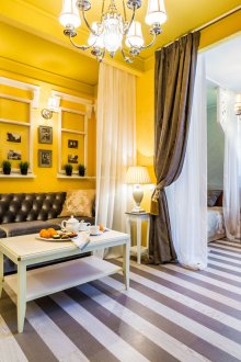 Жълти стени и таван в хола