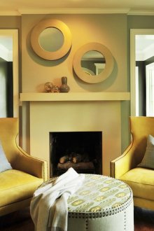 Жълти фотьойли в хола с камина