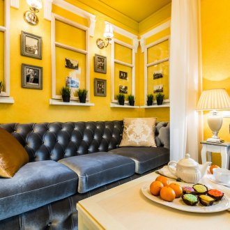 Сиви и бели акценти в жълтата всекидневна