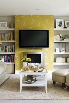 Пастелно жълта стена в хола