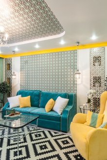 Жълто фотьойл и възглавници в хола