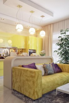 Красиви възглавници в жълто-бежовия хол-кухня