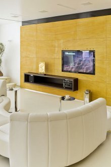 Красива бяла и жълта всекидневна