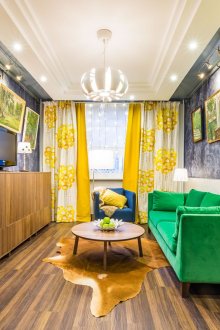 Ярка комбинация от жълто, зелено, синьо, кафяво и бяло в хола