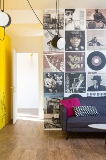 Жълта стена в интериора на хола