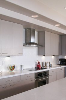 Бяла и сива модерна кухненска единица