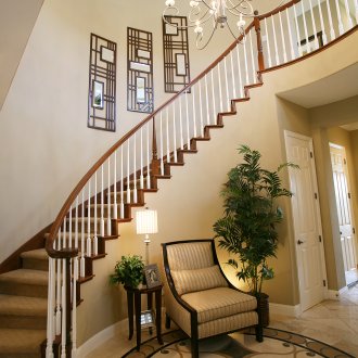 Красиви мебели в стил Арт Нуво в коридора със стълби