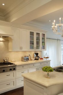 Красив полилей в бежова и бяла кухня