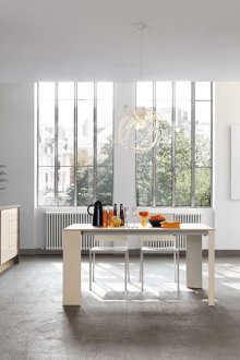 Необичаен полилей в бежово-сива кухня