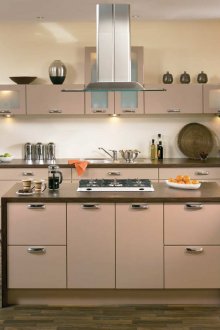 Бежова и кафява кухня с остров