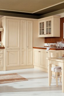 Бежови, бели и кафяви цветове в интериора на кухнята