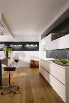 Бежови, бели, черни и кафяви цветове в интериор на високотехнологична кухня