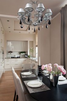 Уютна бежова и черна кухня