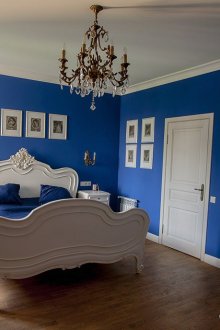 Bilik tidur klasik biru dan putih