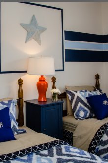 Biru, merah, warna kuning muda dan putih di dalam bilik tidur.