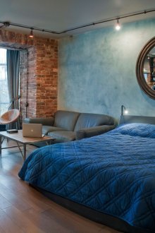 Dinding biru dan seprai tidur di bilik tidur