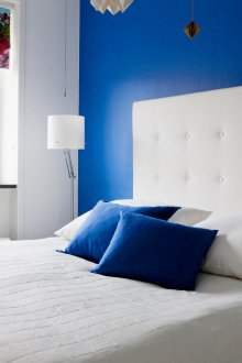 Bilik tidur biru dan putih yang selesa