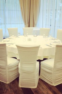 Бели празнични покривки за столове