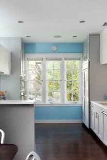 Бяла и синя просторна кухня