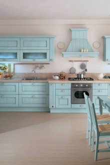 Сини, бежови и бели цветове в интериора на кухнята