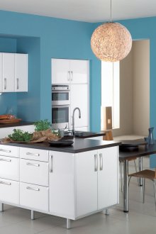 Сини, бели и черни цветове в кухнята.