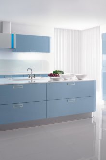 Бяла и синя кухня в хай-тек