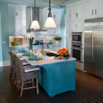 Бели, сини и кафяви цветове в кухненски интериор с остров