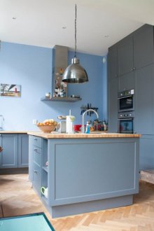 Бежова и синя кухня